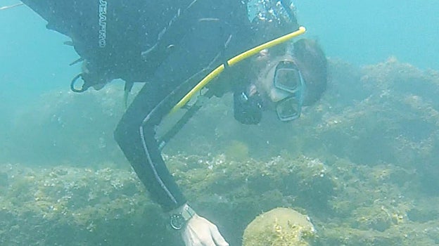 Michele Stefanile bucea junto a las famosas estatuas del Ninfeo en Baia