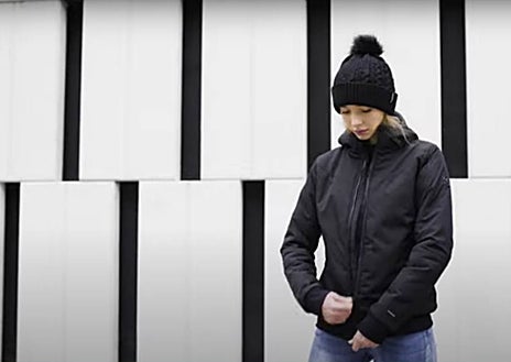 Imagen secundaria 1 - Foto superior: relleno de lana de la oveja latxa para una chaqueta de Ternua (en la imagen de arriba izquierda). Derecha, camiseta tintada a partir de cáscaras de nueces 