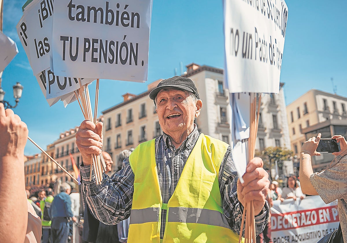 Pensionistas marchan contra las reformas del Gobierno en Madrid