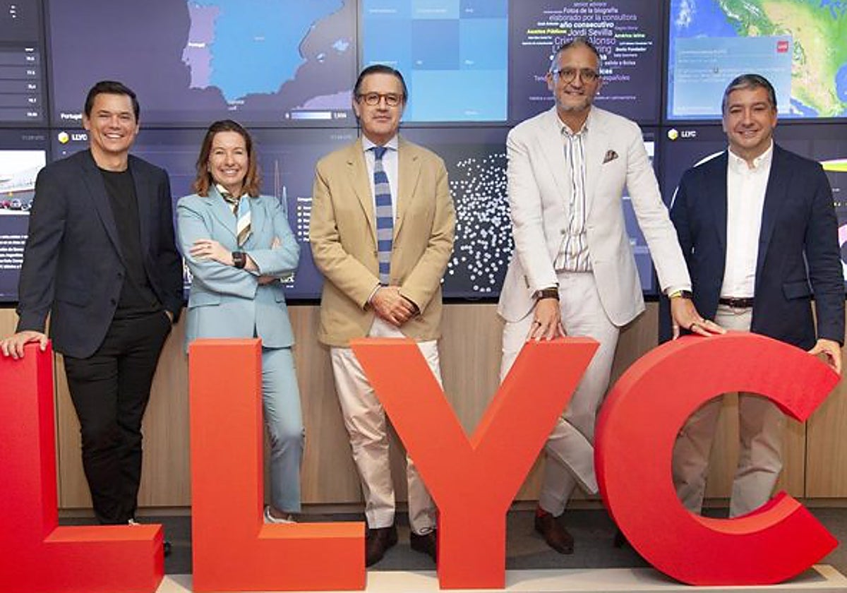 José Antonio Lorente, socio fundador y presidente de LLYC, en el centro, con los máximos directivos de la consultora