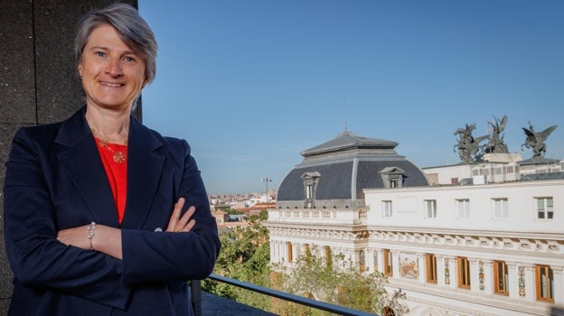 Hélène debe su apellido a su esposo, que es español. Posa en la sede de Ouigo en Madrid, junto al Ministerio de Agricultura