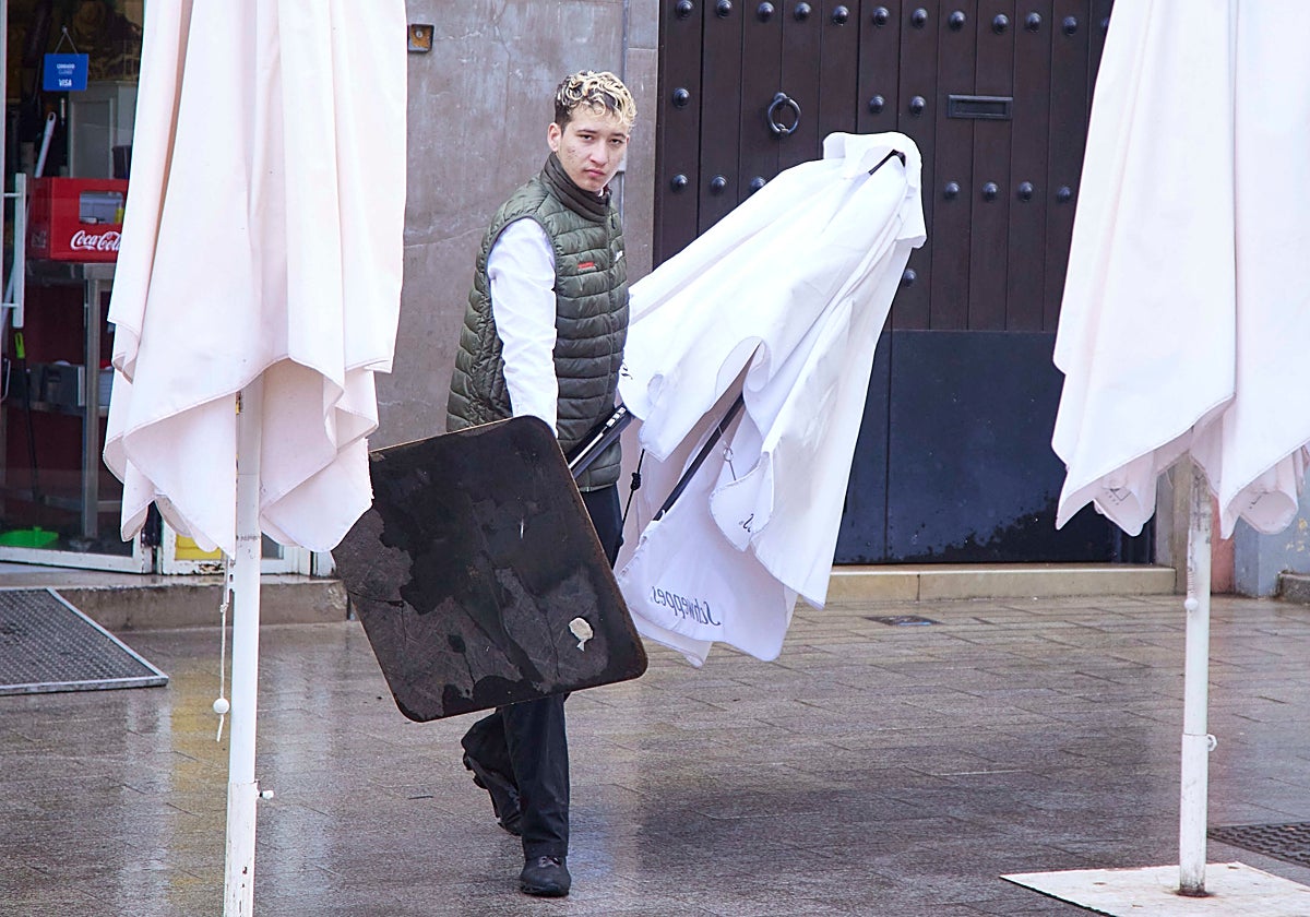 Empleado de un establecimiento de hostelería en Sevilla (Andalucía)