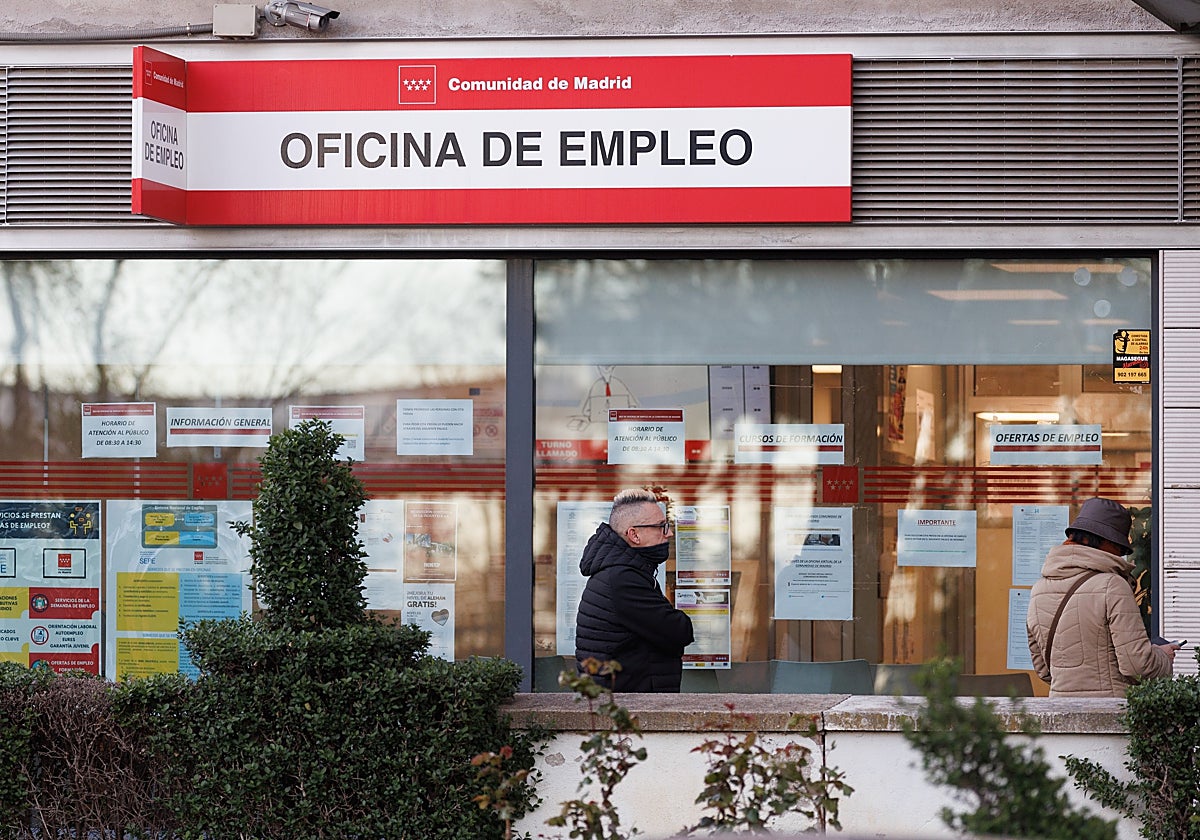 Varias personas en la entrada de una oficina del SEPE en Madrid