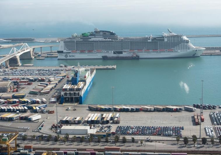 Vista de un crucero, en el Puerto de Barcelona