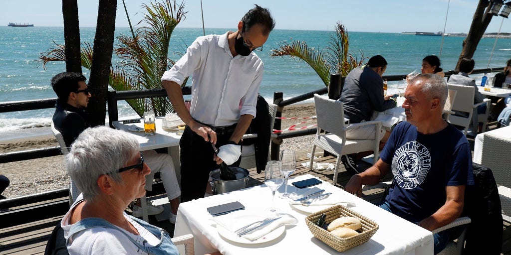 El turismo de Semana Santa aceleró la creación de empleo en abril con 238.436 afiliados más y 73.890 parados menos