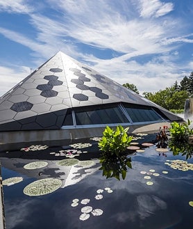 Imagen secundaria 2 - El nuevo vidrio fotovoltaico oculto de Onyx Solar reviste la fachada del edificio Beit Havered de Tel Aviv (Israel). Sobre estas líneas, izquierda, pérgola del edificio de Samsung en Singapur y, derecha, Pirámide de la Ciencia de Denver (EE.UU.)