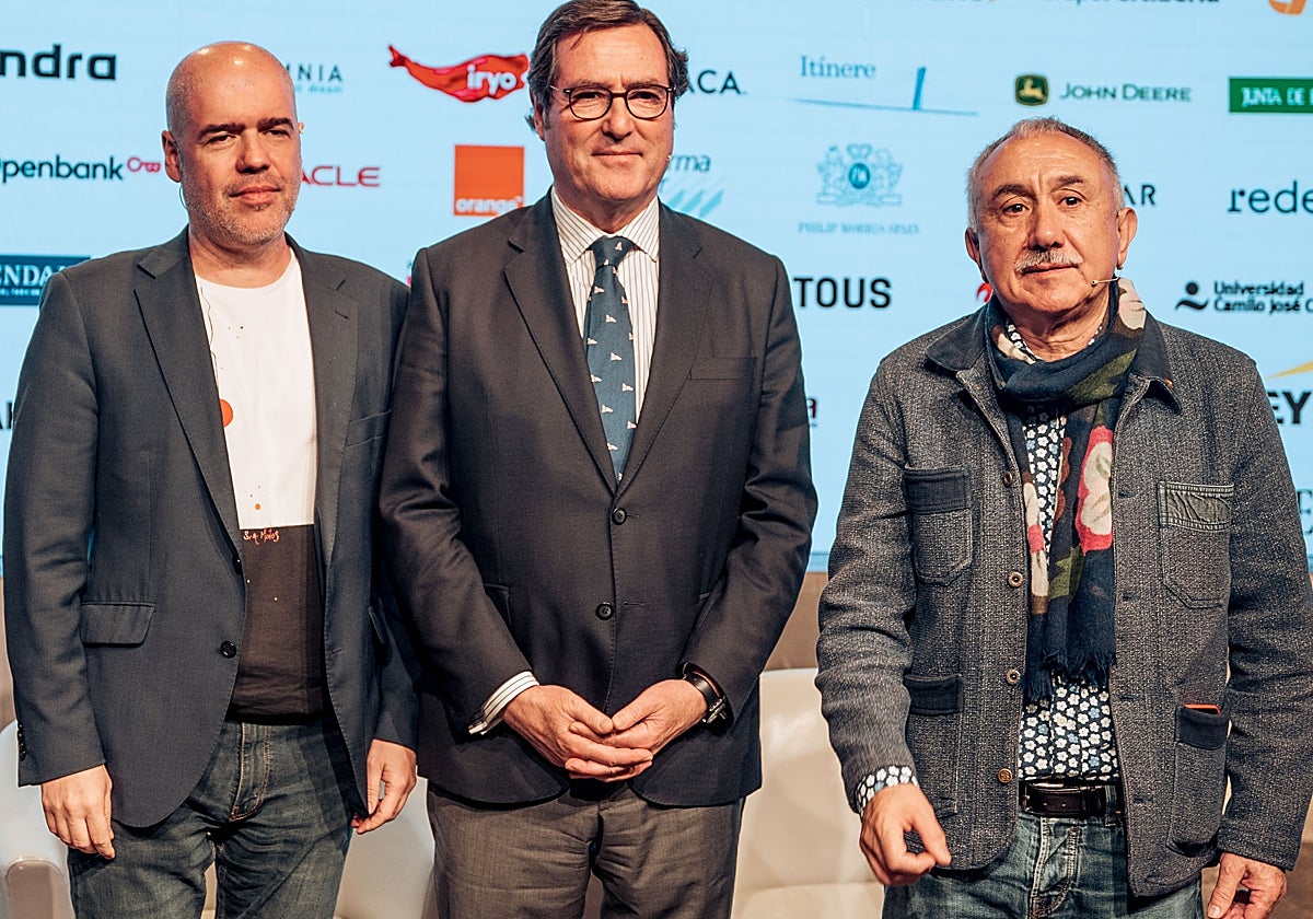 El secretario general de CC.OO, Unai Sordo; el presidente de la CEOE, Antonio Garamendi y el secretario general de UGT, Pepe Álvarez