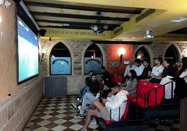 Gradas en los bares para ver el fútbol: el 'costumer experience' llega al sector de la hostelería en España