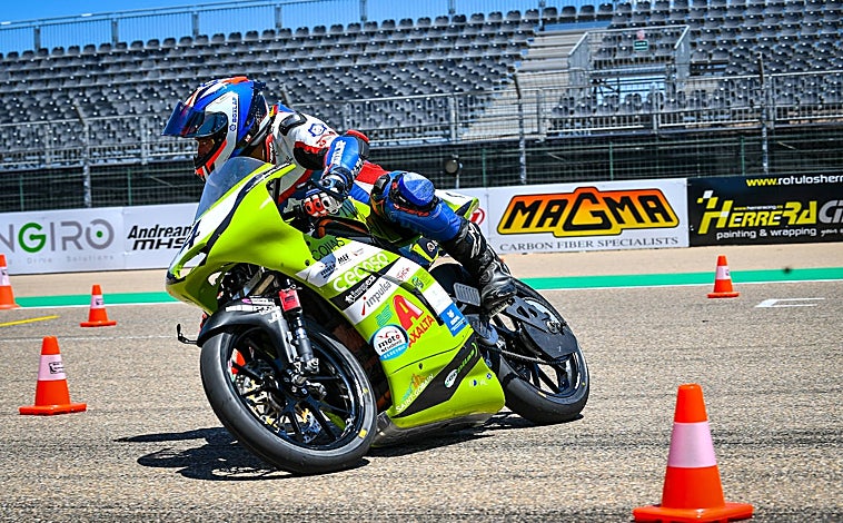Imagen principal - Foto superior: grupo Wolfast UniOvi ha desarrollado la primera moto eléctrica de competición de Asturias, la MS6, tras tres años de investigación. Sobre estas líneas: izquierda, Velca fue fundada por cinco jóvenes españoles para impulsar una movilidad en las ciudades 0,0 (cero emisiones, cero ruidos), y derecha, la propuesta de Silence acelera hacia la competitividad con un modelo de suscripción que permite comprar la moto pagando un alquiler por el uso de la batería