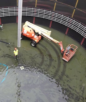 Imagen secundaria 2 - IImagen superior: Planta de biogás de Astarta (Ucrania), que funciona con restos de remolacha. Del proyecto de ingeniería se encargó la empresa valenciana Genia Bioenergy. Sobre estas líneas, izquierda, construcción de digestores de acero y, derecha, el interior de uno de ellos durante el montaje del pilar central, de la empresa valenciana Inderen