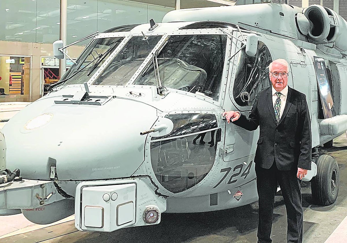 Jonathan Hoyle posa con el helicóptero MH-60R