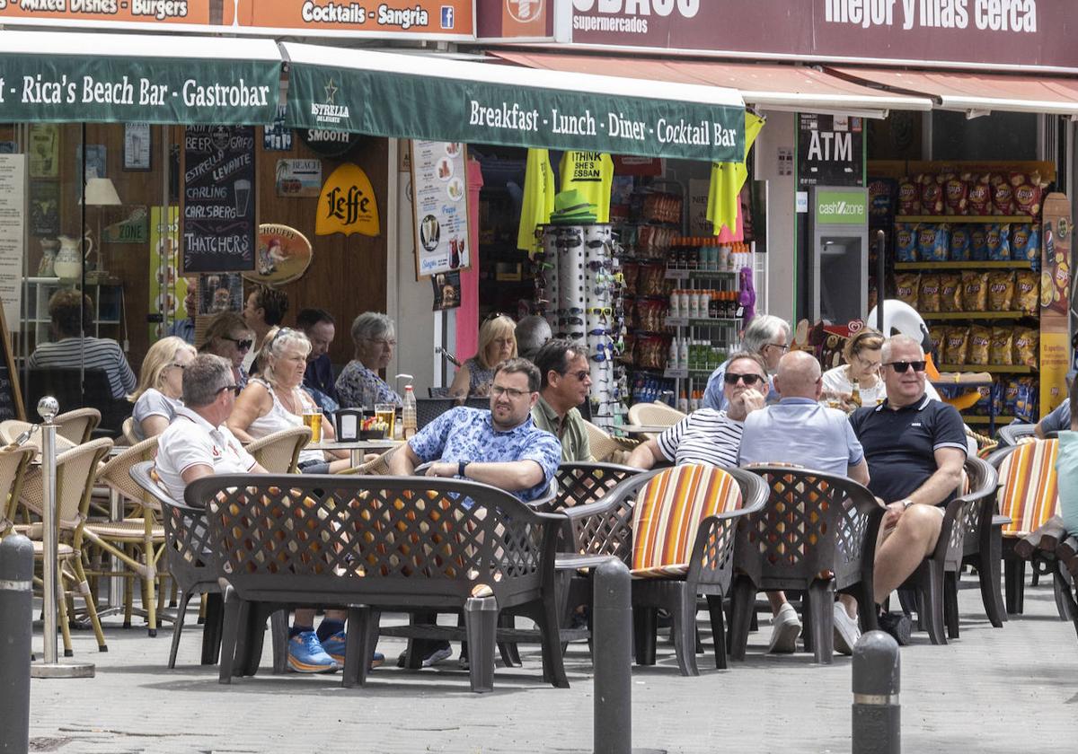 Turistas en una terraza de Benidorm