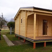 Así es la casa prefabricada con terraza de tamaño familiar: cuesta solo 14.000 euros