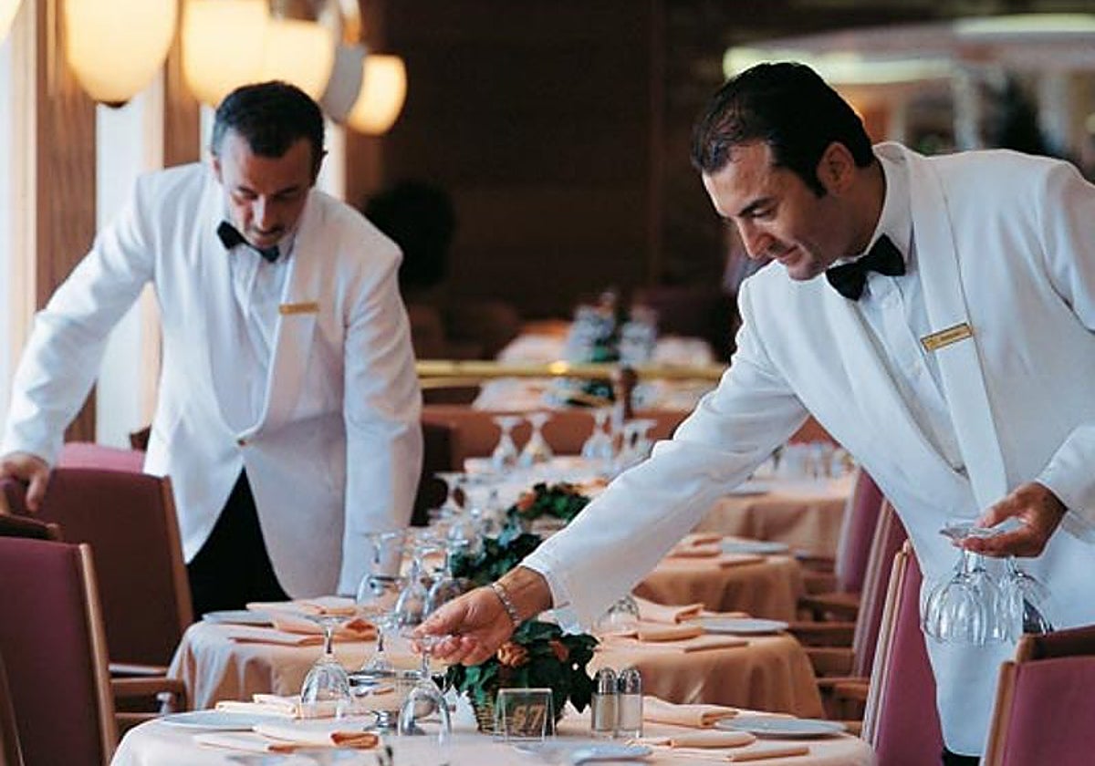 Camareros en el restaurante de un hotel