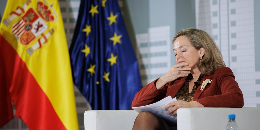 La deuda pública se moderará al 113% del PIB pero aún rebasa el compromiso del Gobierno con Bruselas para 2023