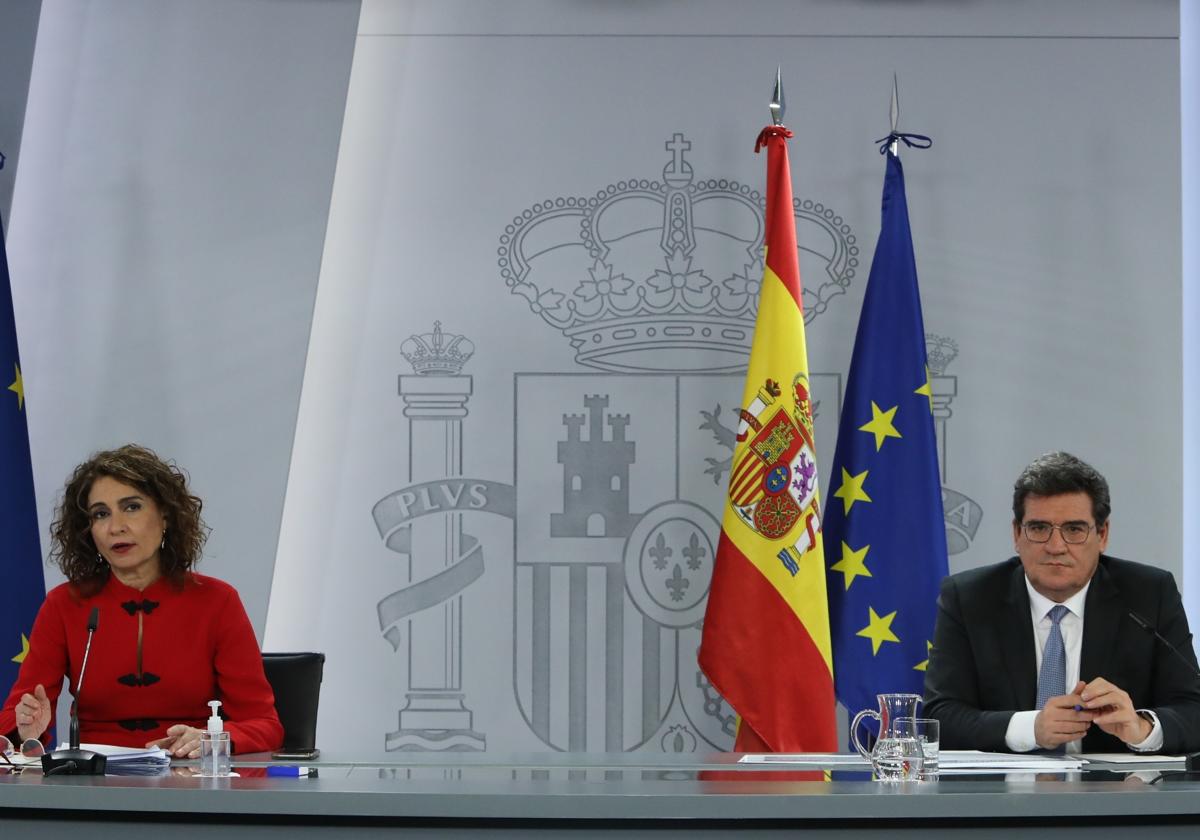 La ministra de Hacienda, María Jesús Montero, y el ministro de Seguridad Social, José Luis Escrivá
