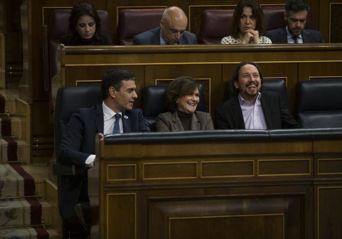 El presidente Pedro Sánchez junto a Carmen Calvo y Pablo Iglesias