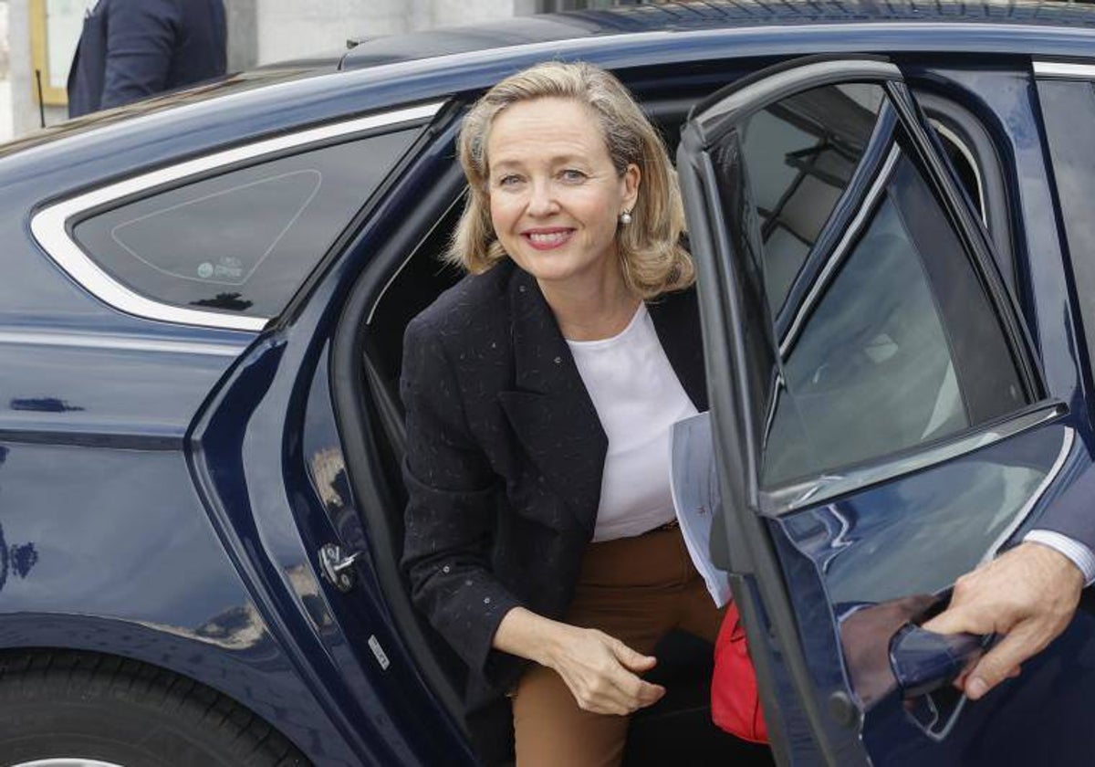 La vicepresidenta primera del Gobierno, Nadia Calviño, sale de un coche oficial