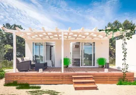 La casa prefabricada de verano con terraza y pérgola que puedes tener por poco dinero: cuesta menos de 6.000 euros
