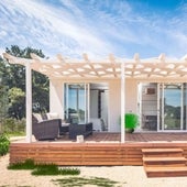 La casa prefabricada de verano con terraza y pérgola que puedes tener por poco dinero: cuesta menos de 6.000 euros
