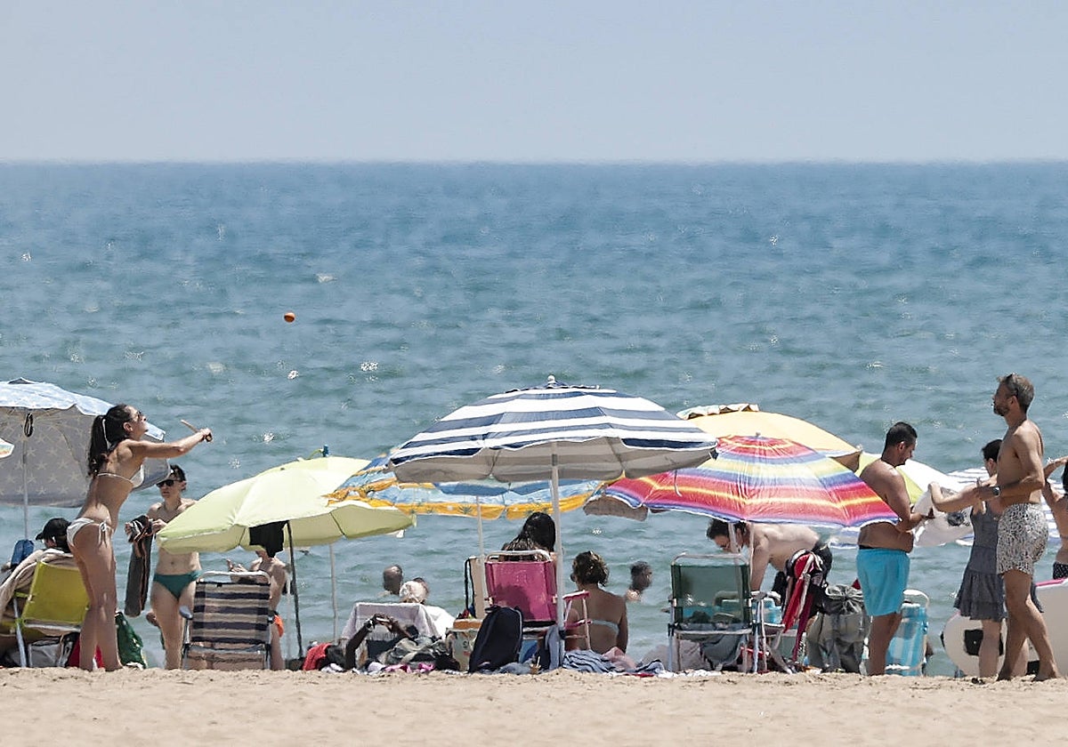 Turistas en la playa de La Patacona en la localidad valenciana de Alboraya