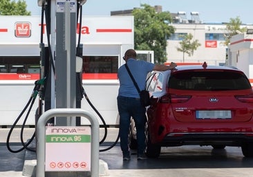 Llenar el depósito de un vehículo en la operación salida cuesta 20 euros menos que el año pasado
