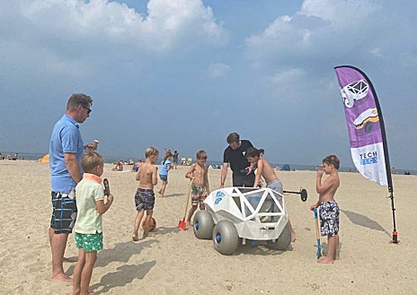 Imagen secundaria 1 - Arriba, el robot camarero de Future Vive. Abajo a la izquierda, el robot de la empresa Techtics, diseñado para limpiar las playas. Abajo a la derecha, robots de la empresa Bumerania.