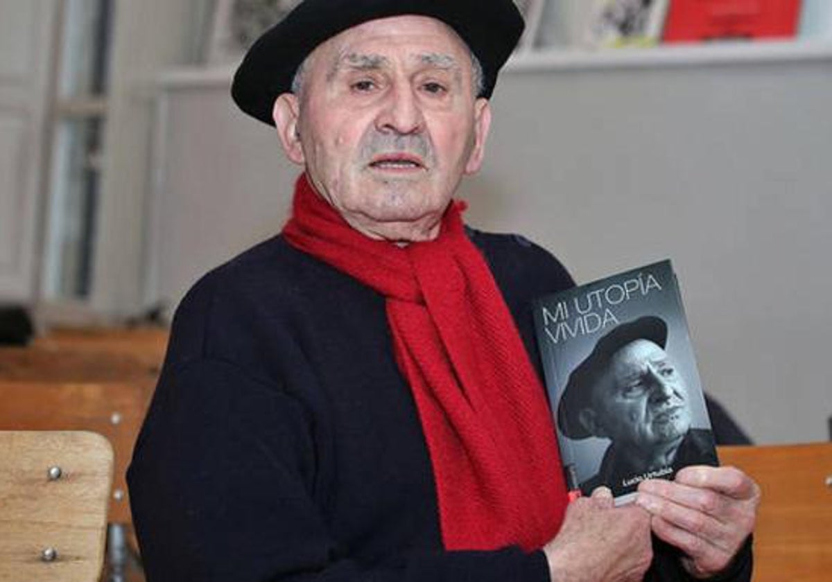 Lucio Urtubia sosteniendo su autobiografía