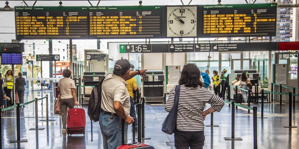 El AVE ganó un 35% de viajeros en mayo y el transporte aéreo un 14%