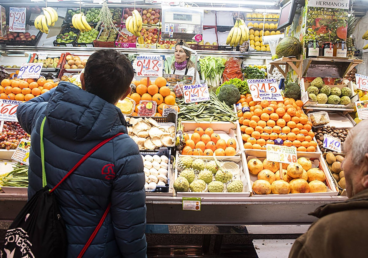 Un cliente hace su pedido en una frutería