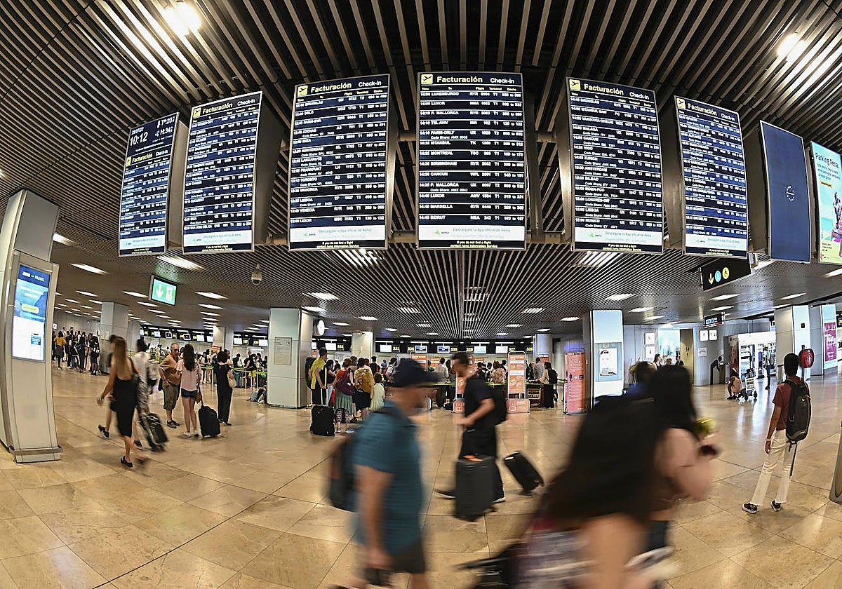 Varios pasajeros en un aeropuerto tomada de archivo