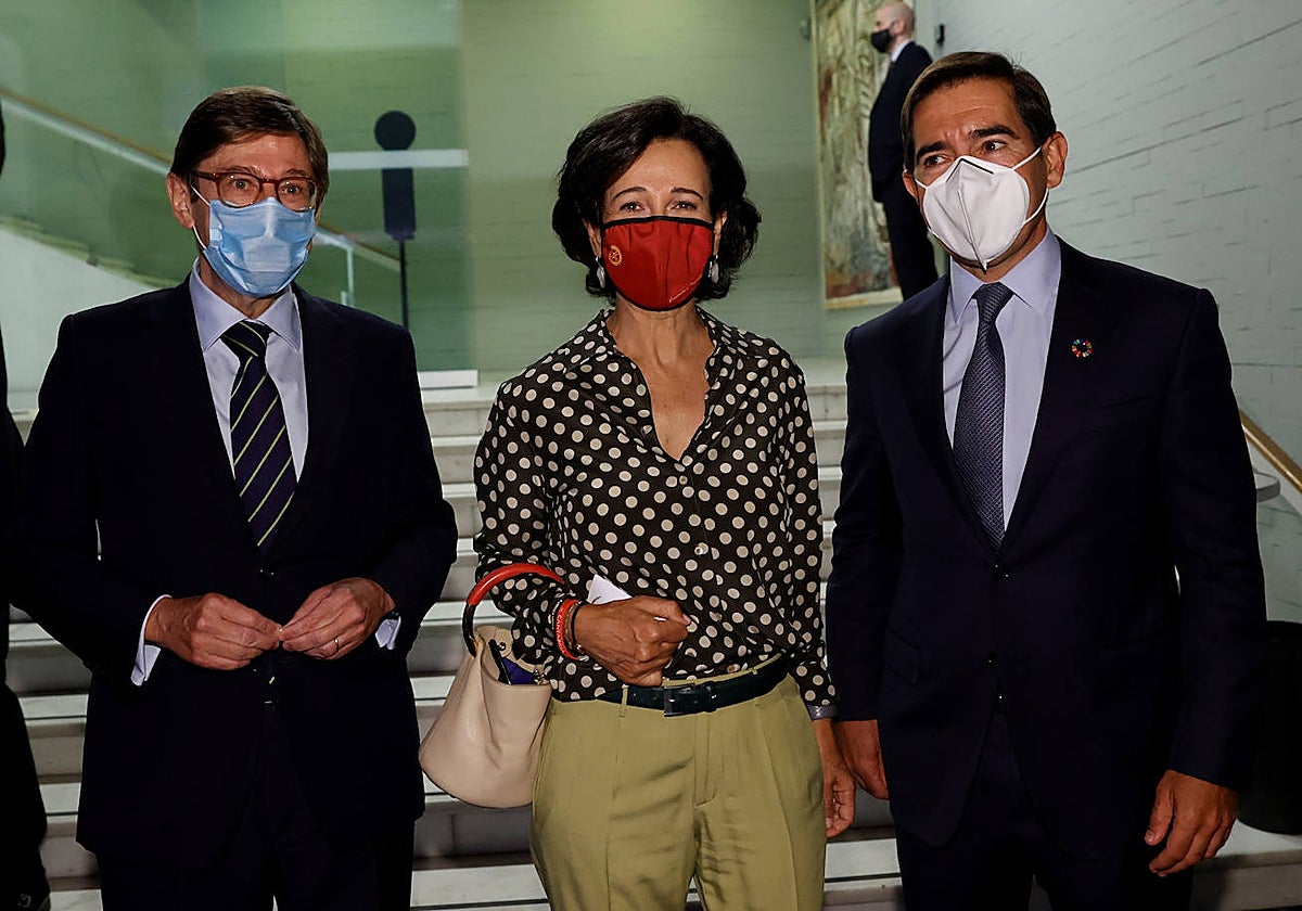 De izquierda a derecha: José Ignacio Goirgolzarri, presidente de Caixabank, Ana Botín, presidenta de Banco Santander; y Carlos Torres, presidente de BBVA
