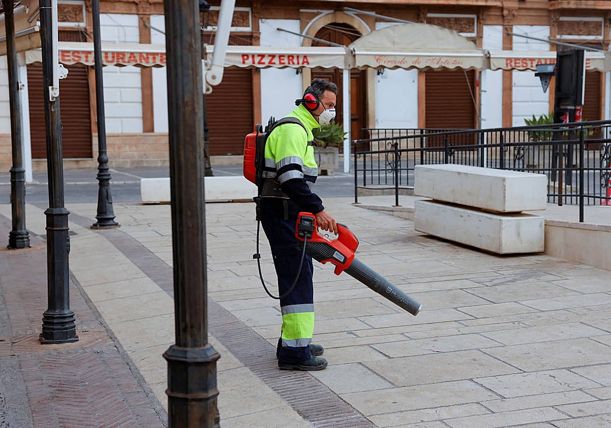 Trabajador limpiando las calles de Ronda
