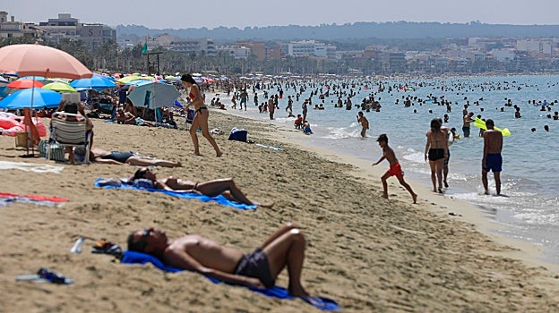 Bañistas en la playa de Palma de Mallorca durante la ola de calor de este mes de julio