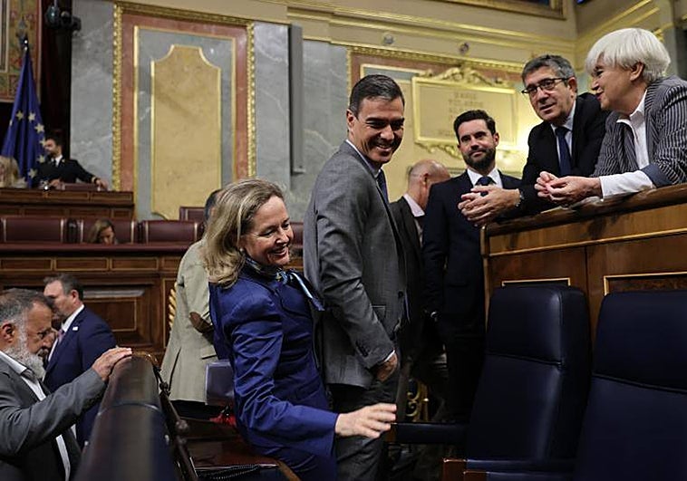 La vicepresidenta primera del Gobierno y ministra de Asuntos Económicos Nadia Calviño y el presidente del Gobierno, Pedro Sánchez