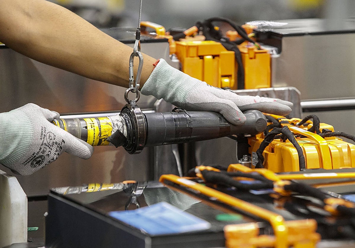 Trabajadores en una planta de baterías para vehículos eléctricos