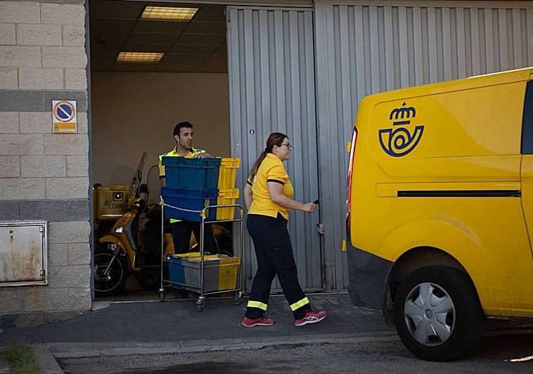 Trabajadores de Correos se preparan para repartir los votos del 23J