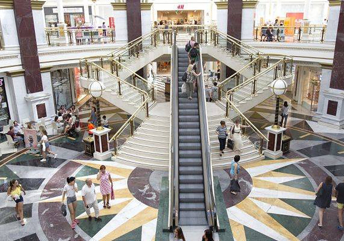 Clientes pasean por un centro comercial en Madrid