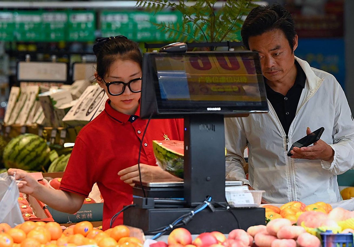 Un cliente comprando sandía en un mercado de Pekín