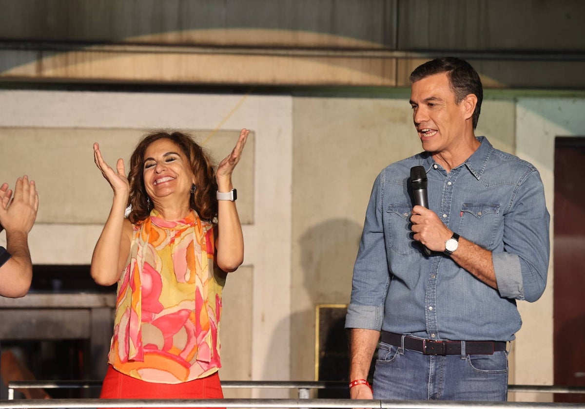 María Jesús Montero, ministra de Hacienda, y Pedro Sánchez, presidente del Gobierno