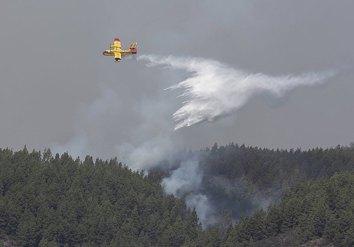 Un hidroavión del Ejercito del Aire este martes en las labores de extinción del incendio