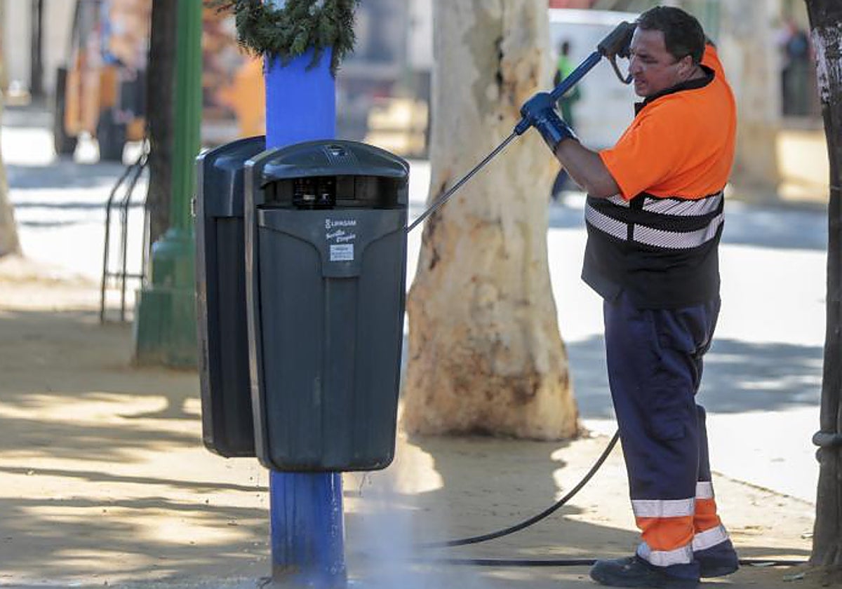 Trabajador de la limpieza en la Feria de Abril (Sevilla)