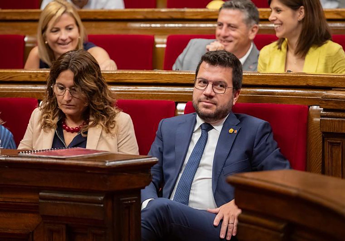 Aragonès y Vilagrà, durante el pleno del Parlament