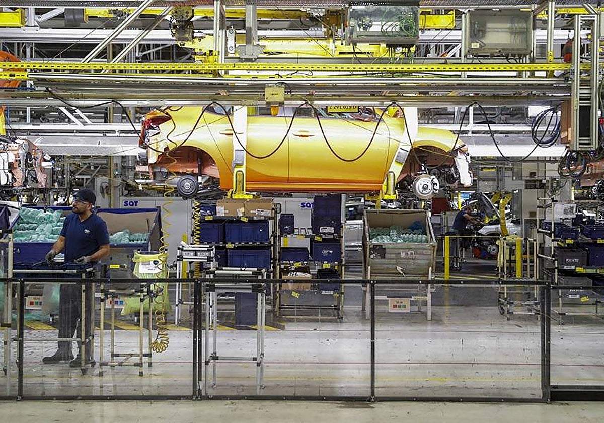 Un operario en la cadena de montaje de Opel en la planta de Figueruelas (Zaragoza)