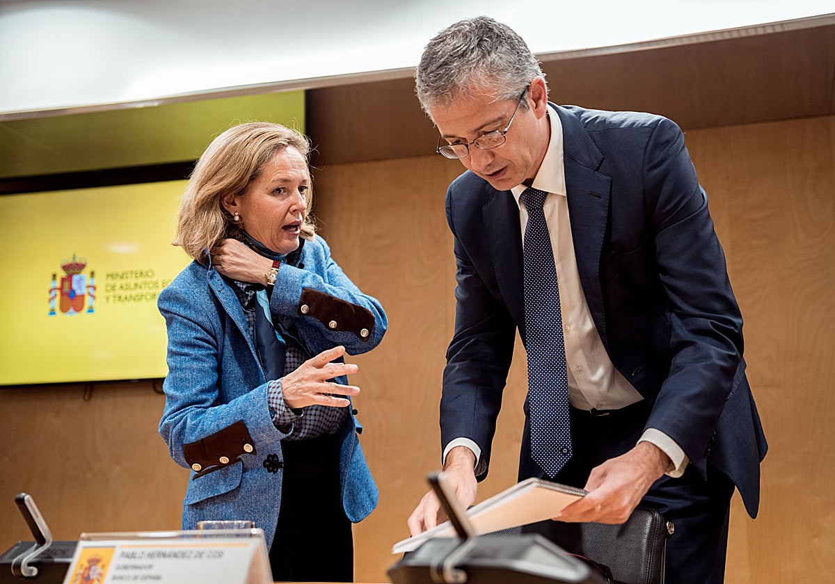 La vicepresidenta y ministra de Asuntos Económicos, Nadia Calviño y el gobernador del Banco de España, Pablo Hernández de Cos