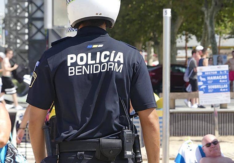 Un policía de Benidorm patrulla la zona de playa
