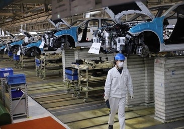 Las ventas y la industria alivian la economía china, lastrada por la crisis del 'ladrillo'