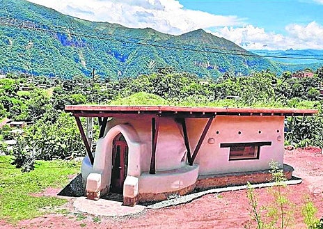 Imagen secundaria 1 - Arriba, una vivienda de 35m2 diseñada por el Instituto de California que ejemplifica la eficiencia energética de este tipo de construcciones. Abajo a la izquierda, una construcción de superadobe en Argentina. Este tipo de soluciones son más habituales en Iberoamérica. A la derecha, un prototipo de uno de los talleres de bioconstrucción de Calearth en España, que ofrece al alumno la oportunidad de aprender los rudimentos esta técnica