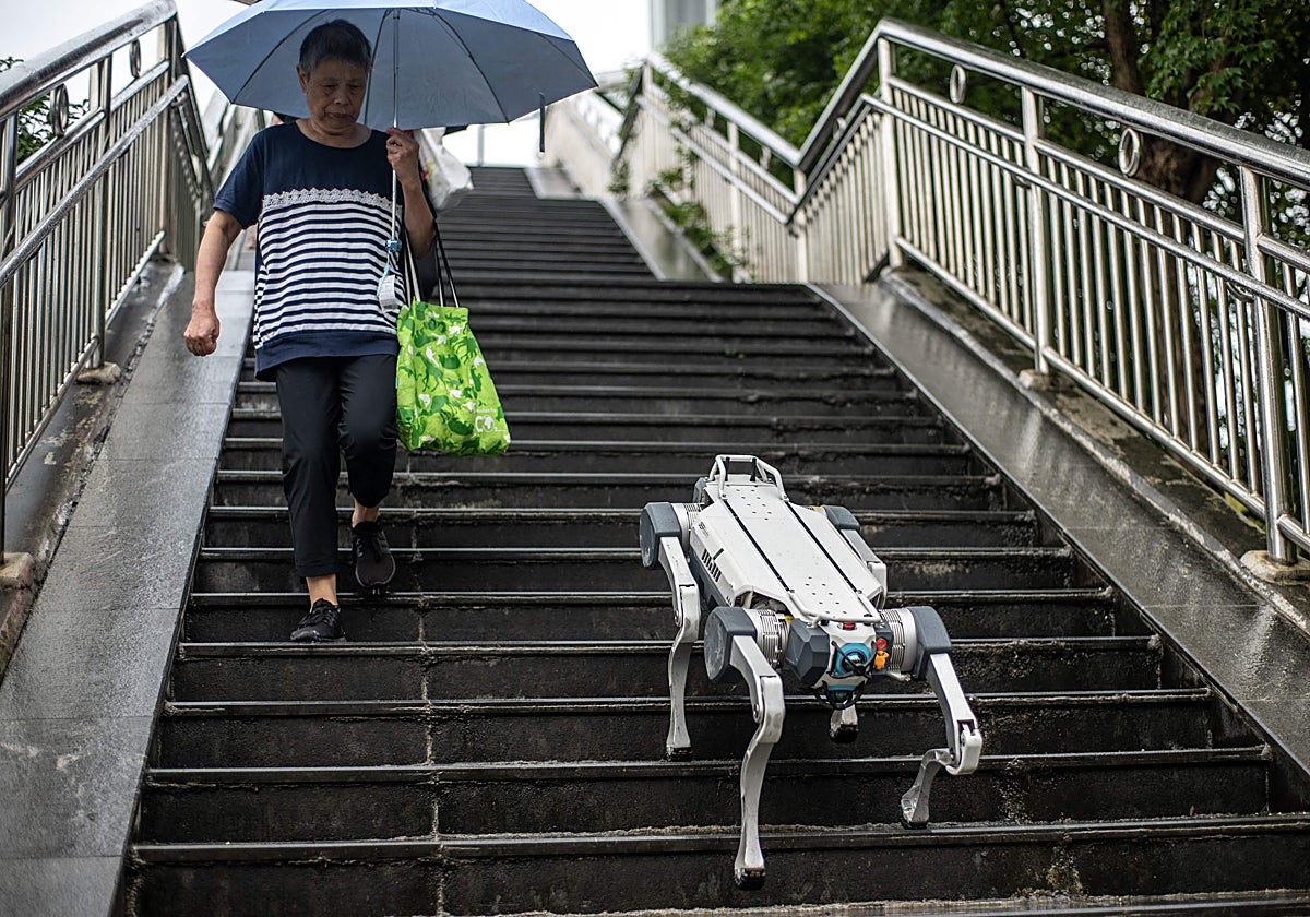 Un robot camina por una escalera en la ciudad china de Hangzhou