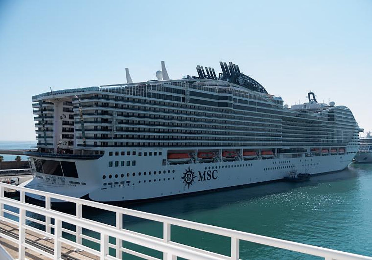 El MSC World Europa, propulsado por gas natural licuado, atracado este viernes en Barcelona